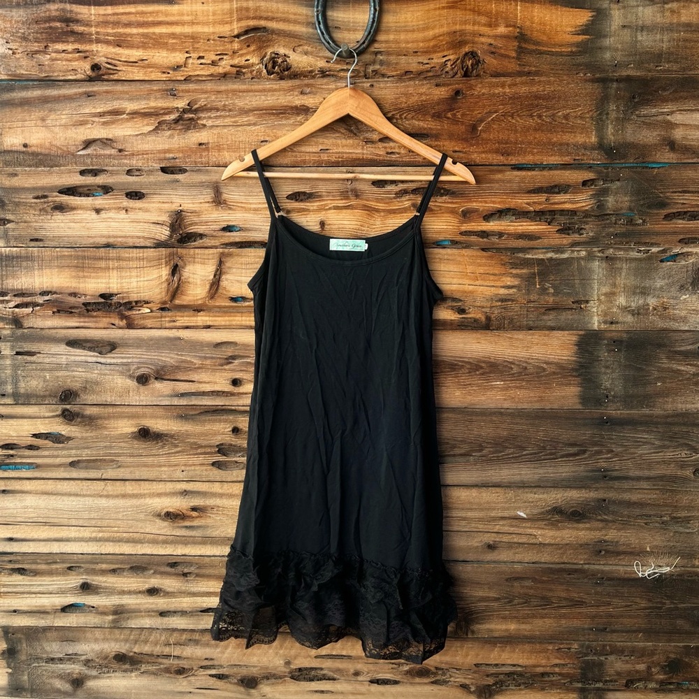 SOUTHERN GRACE | Black Lace Hem Slip Dress M